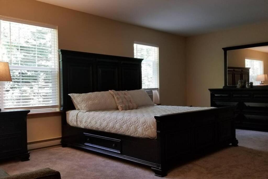 *Amenity-Filled Waterfront Oasis @Saw Creek Estates Near Waterfalls And Hiking* East Stroudsburg Buitenkant foto