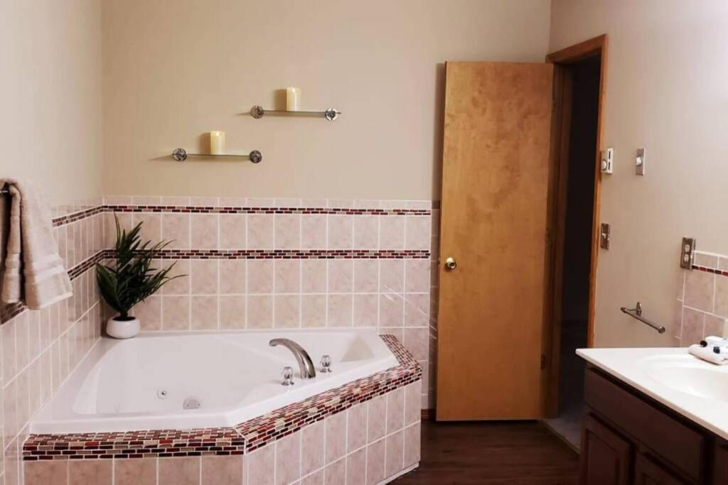 *Amenity-Filled Waterfront Oasis @Saw Creek Estates Near Waterfalls And Hiking* East Stroudsburg Buitenkant foto